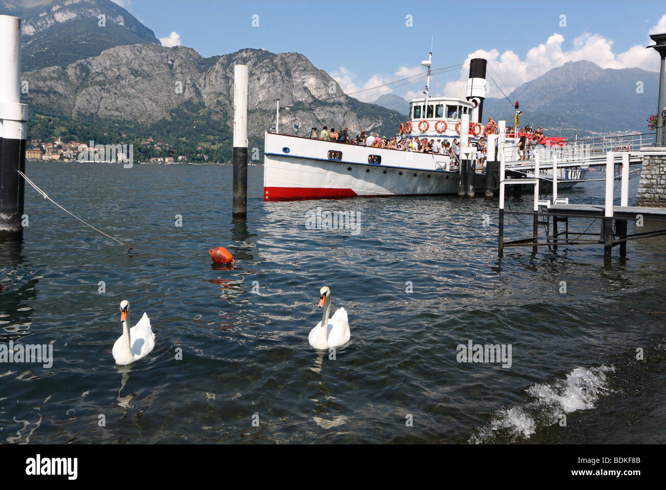 Bateau à passagers à Bellagio, Lac de Côme, Lombardie, Italie Banque D'Images