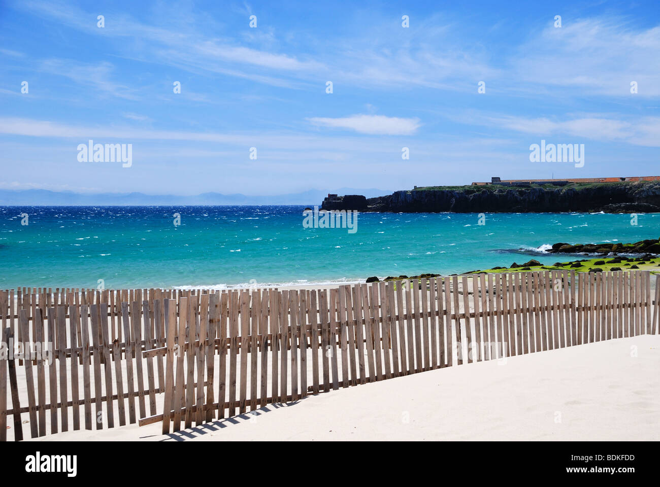 Plage de sable de Tarifa avec du sable en barrières contre le ciel bleu et la mer bleu-vert Banque D'Images