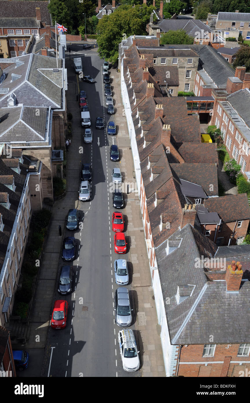 Vue aérienne de Northgate Street Warwick en Angleterre, du haut de la tour St Marys montrant des voitures en stationnement et un toit à pignon Banque D'Images