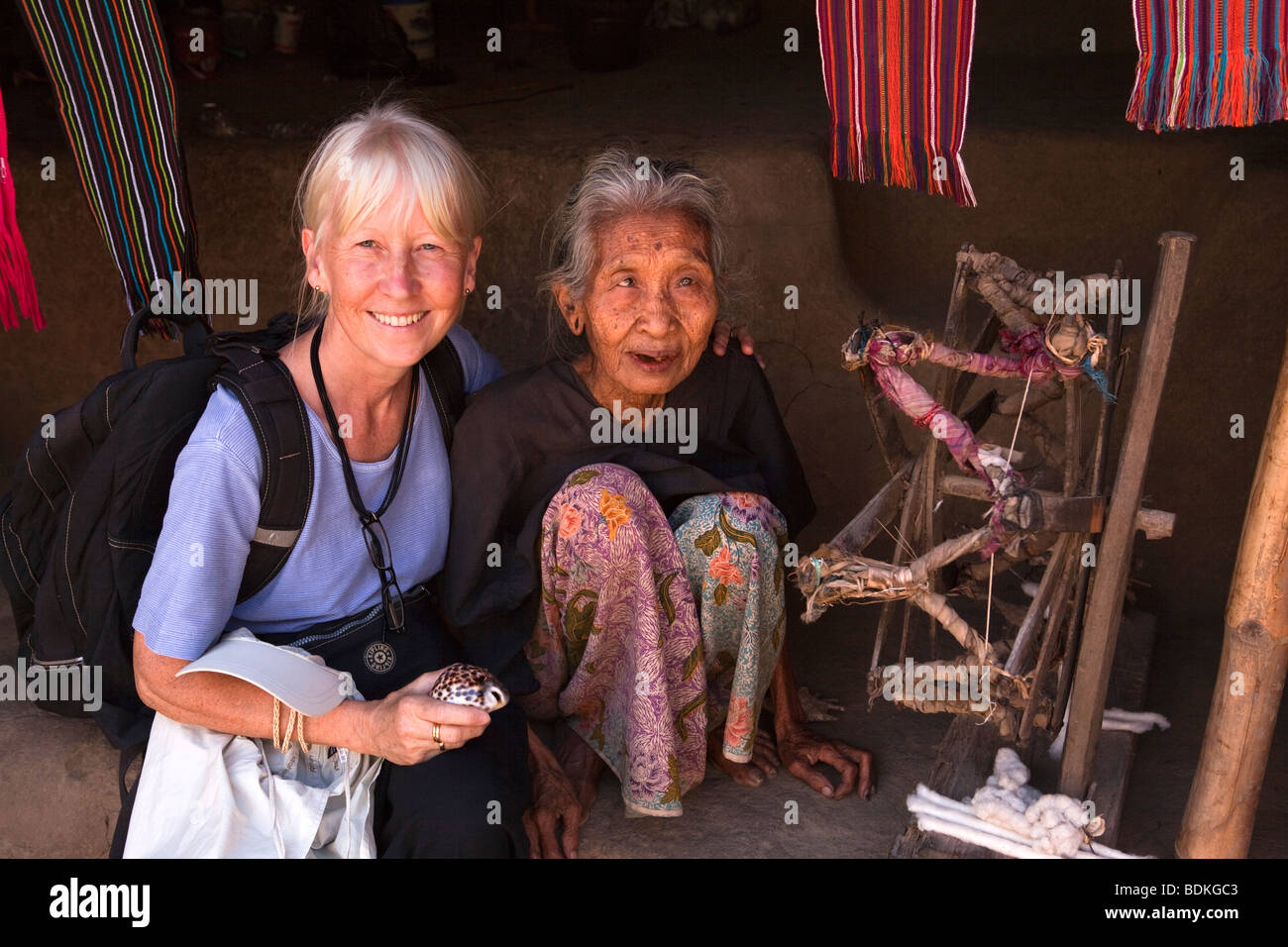 L'Indonésie, Lombok, Sade, village Sasak traditionnels, femme occidentale, avec des personnes âgées weaver Banque D'Images