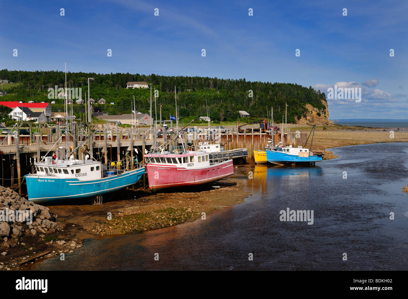 La rivière Upper Salmon et bateaux de pêche sur des fonds marins à sec à marée basse sur la baie de Fundy au Nouveau-Brunswick Alma Banque D'Images