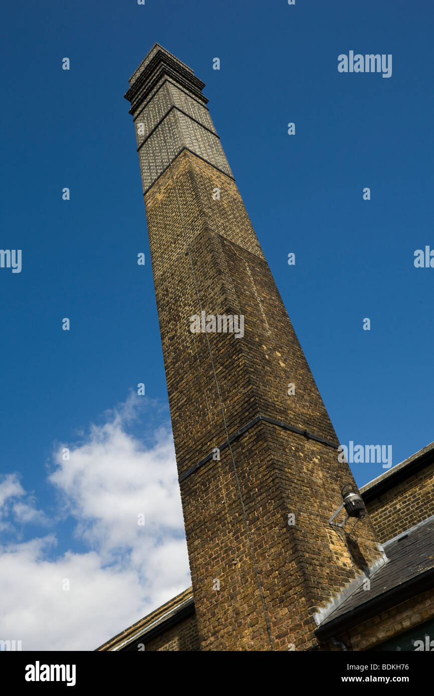 Brique carré rénové cheminée d'usine dans l'Est de Londres GO UK Banque D'Images