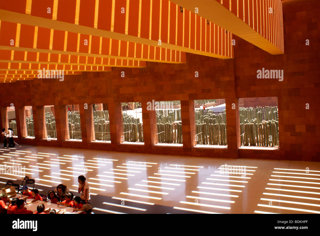 Les enfants dans le Museo del Laberinto museum conçu par Ricardo Legoretta, Parque Tangamanga, San Luis de Potosi, Mexique Banque D'Images