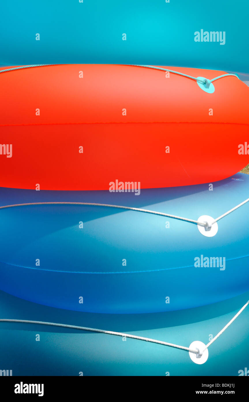 Abstract concept d'été tourné de plage gonflable coloré anneaux de flottaison Banque D'Images