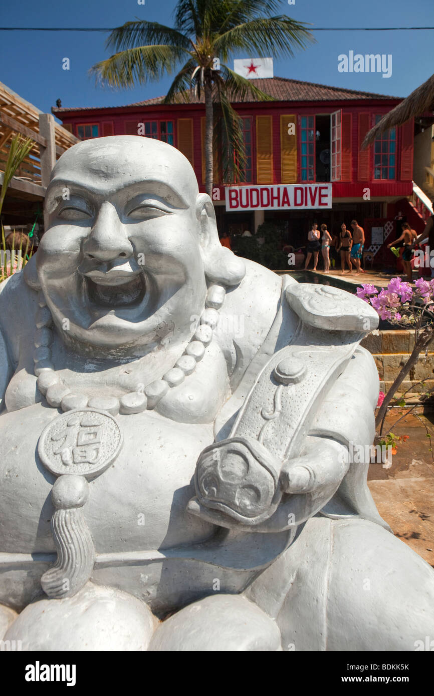 L'Indonésie, Lombok, Gili Trawangan, Beach Road, grand Bouddha d'argent figure à l'extérieur de la boutique de plongée Banque D'Images