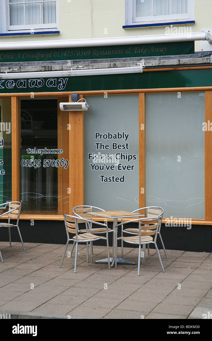 Poisson et Chip shop avec tables d'extérieur en Aberaeron, Ceredigion, pays de Galles, Royaume-Uni Ouest Banque D'Images