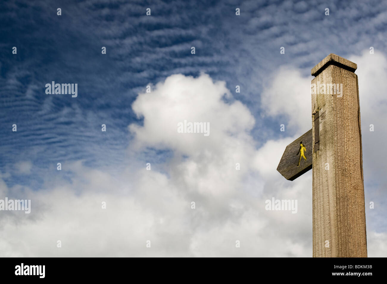 Sentier Public panneau en face de l'Altocumulus undulatus et cumulus Banque D'Images