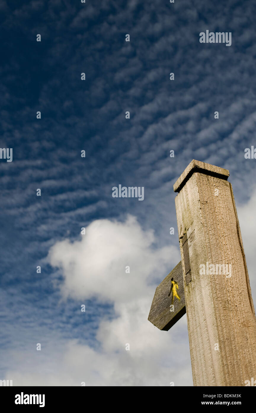 Sentier Public panneau en face de l'Altocumulus undulatus et cumulus Banque D'Images