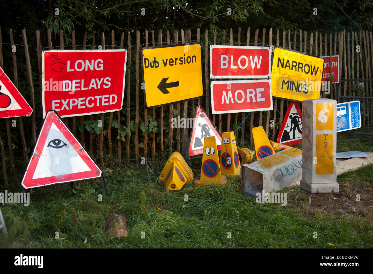 La signalisation routière au au festival de Glastonbury 2009 Banque D'Images