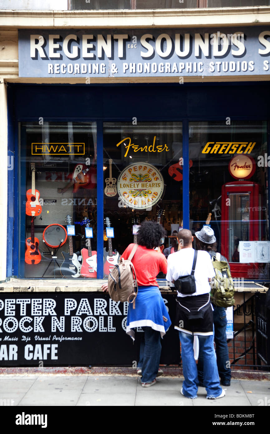 Magasins de musique sur Denmark Street, Londres. Également connu sous le nom de Tin Pan Alley, c'est le plus connu pour les instruments de musique. Banque D'Images