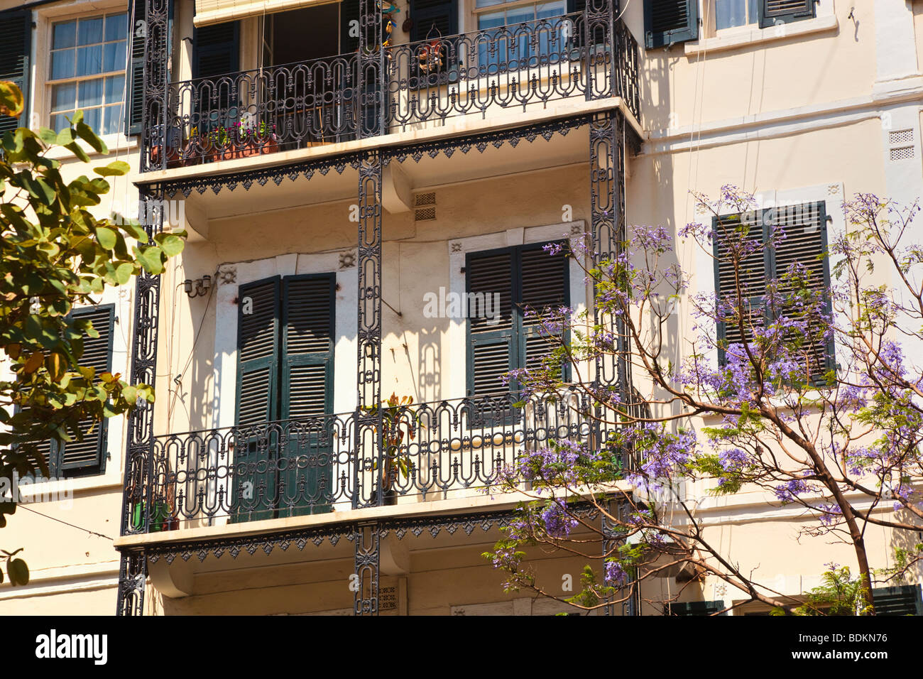 Gibraltar. Architecture typique dans la rue principale. Fer forgé, fenêtres à guillotine et volets de style méditerranéen. Banque D'Images