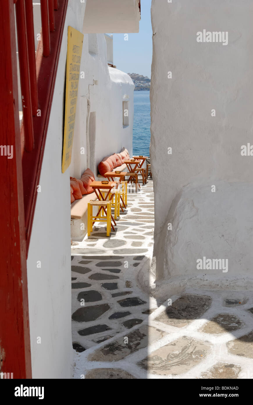Une belle vue sur la ruelle dans la vieille ville de Mykonos. Hora, Mykonos, Cyclades, Grèce, Europe. Banque D'Images