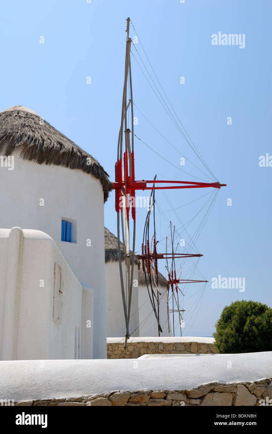 Les célèbres moulins à vent de Mykonos le. Le vent est une bénédiction sur l'île de Mykonos. Le vent offre un soulagement de la chaleur.. Banque D'Images