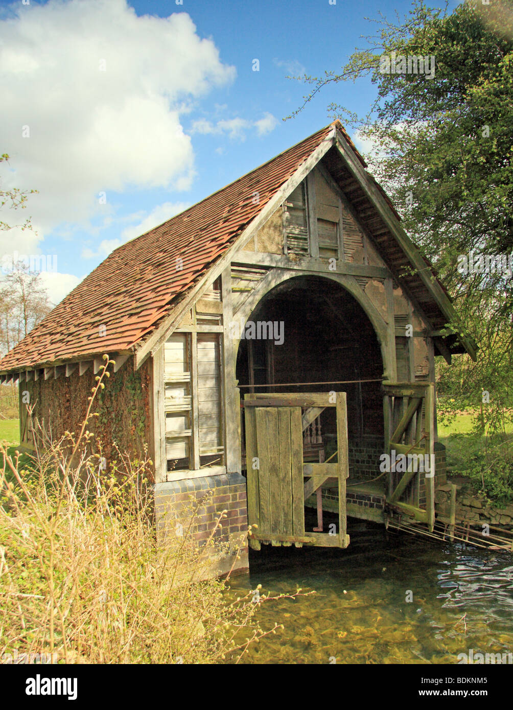 Un vieux romantique à bateaux sur un lac Banque D'Images