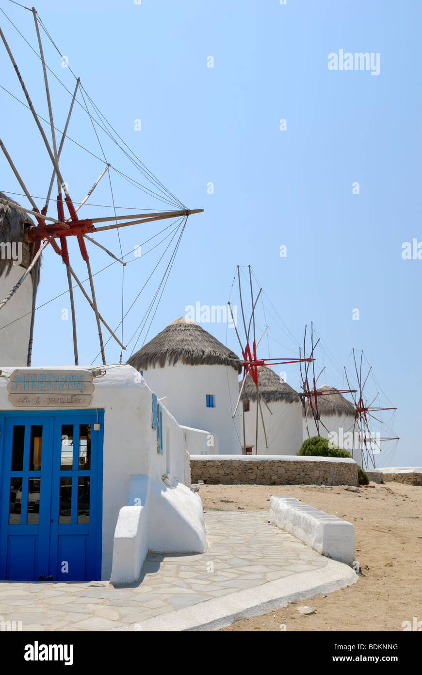Les célèbres moulins à vent de Mykonos le. Le vent est une bénédiction sur l'île de Mykonos. Le vent offre un soulagement de la chaleur.. Banque D'Images