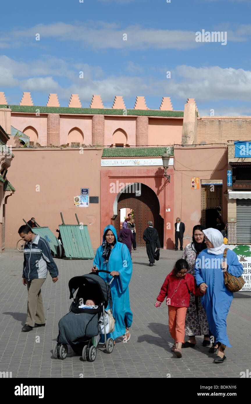 Famille de femmes marocaines, avec poussette ou poussette et les enfants,  en face de musée de Marrakech, Marrakech, Maroc Photo Stock - Alamy