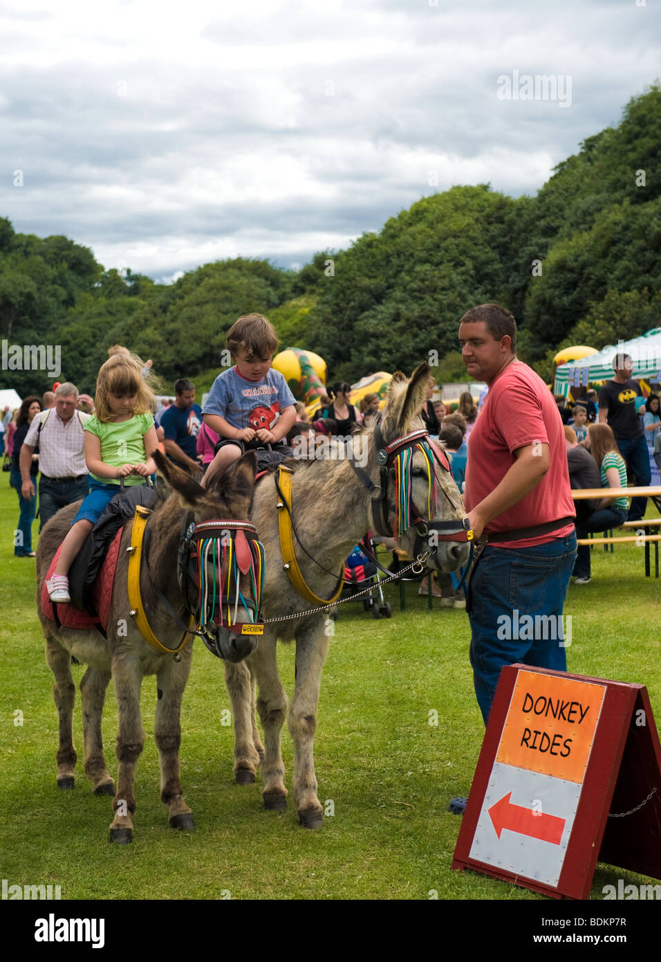 Garçon et fille sur Donkey Ride Banque D'Images