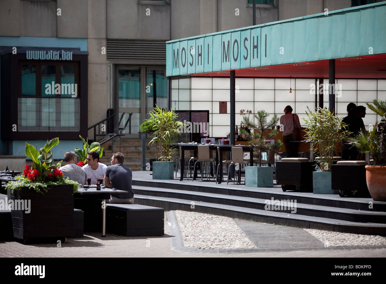 Vue extérieure de personnes prenant le déjeuner à l'extérieur de Moshi Moshi restaurant japonais, Bartholomew Square, Brighton Banque D'Images