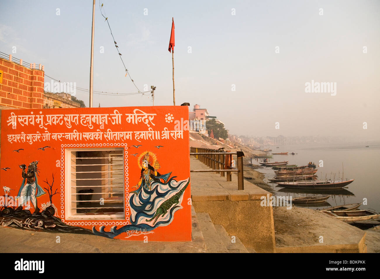 Un temple peint de couleurs vives, se situe sur les rives de la rivière Ganga (le Gange) à Varanasi, Inde. Banque D'Images