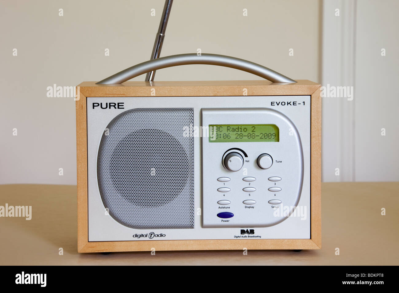Style rétro Pure Evoke-1 la radio numérique DAB à l'écoute de BBC Radio 2 Banque D'Images