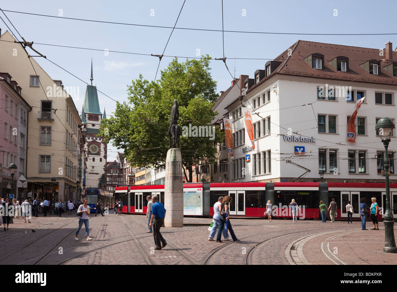 Freiburg, Allemagne, Europe. Système de transport en commun tramway Fribourg VAG dans la zone piétonne du centre-ville Banque D'Images