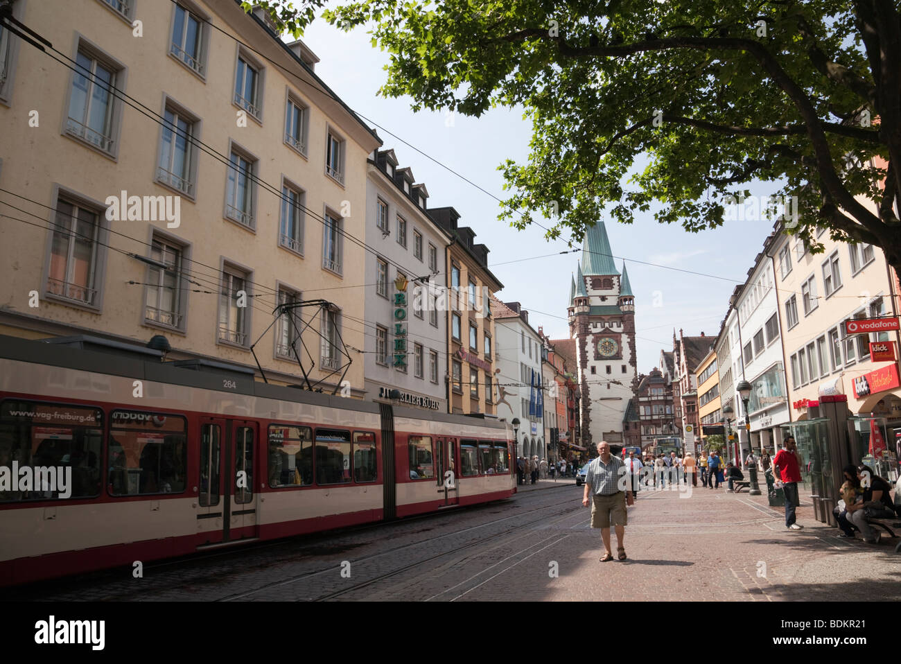 Système de transport en commun tramway Fribourg VAG en zone piétonne, dans le centre-ville. Freiburg, Allemagne, Europe. Banque D'Images