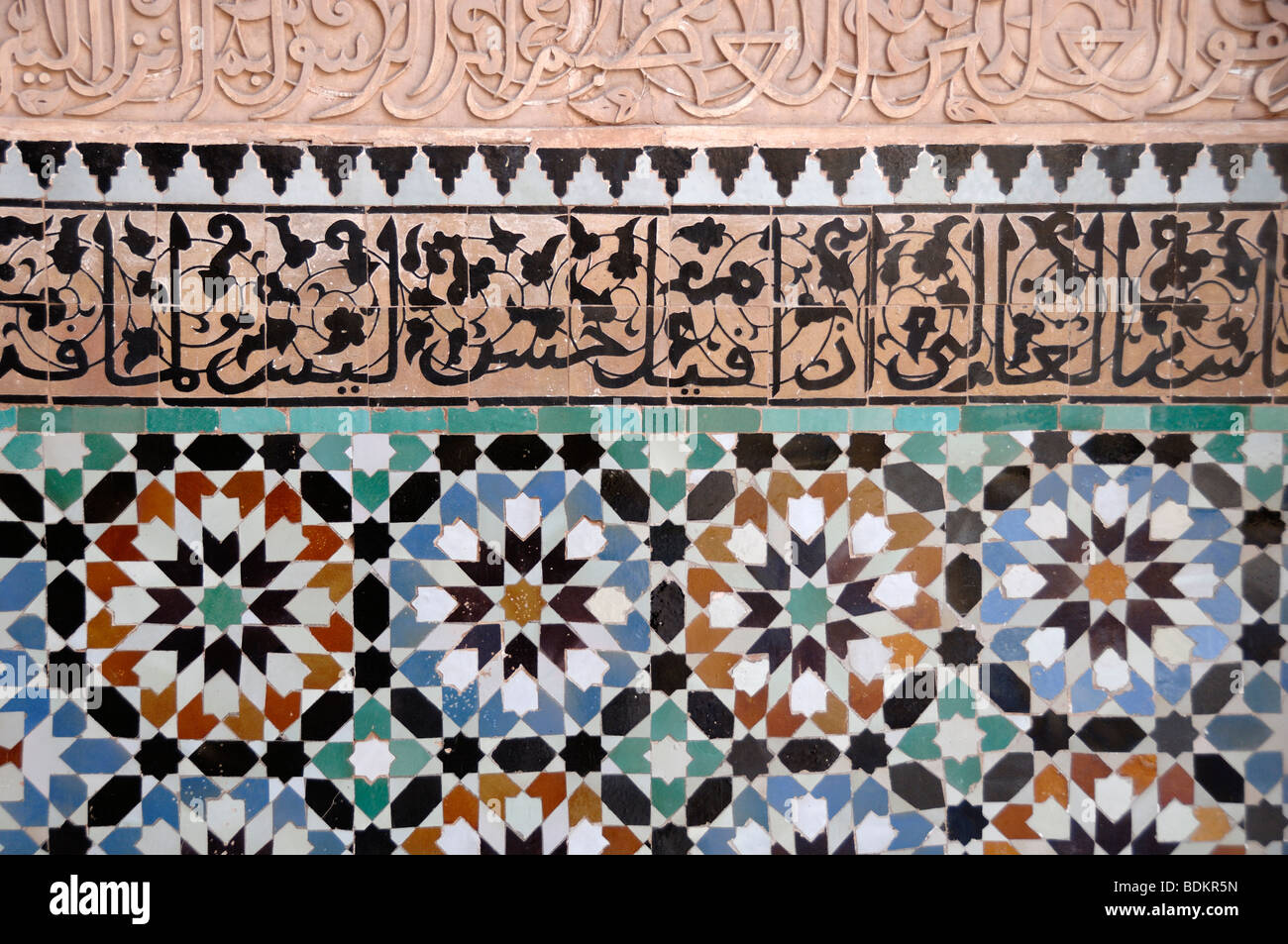 Écriture arabe et islamique ou carrelage de carreaux à l'Ali Ben Youssef Medersa (c14e) Marrakech, Maroc Banque D'Images