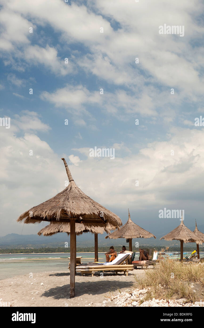 L'Indonésie, Lombok, Gili Air, Gili Air Hotel plage ombragé des parasols en chaume et transats en bambou Banque D'Images