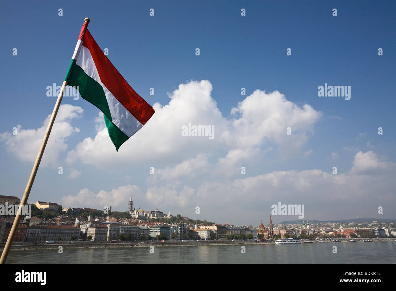 Drapeau hongrois et vue sur rivière du Danube à la colline du Château de Buda, à Budapest, Hongrie Banque D'Images