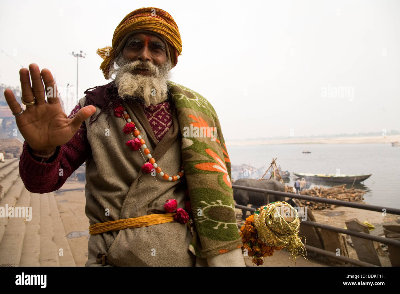 Un Sadhu se dresse devant l'Marnikarnika Ghat (l'un des ghats de gravure) dans la ville indienne de Varanasi (Bénarès), en Inde. Banque D'Images