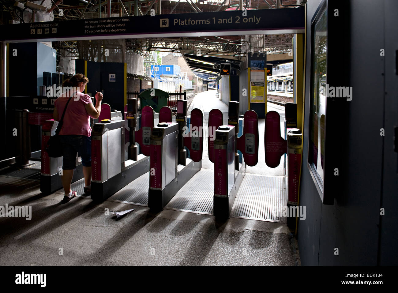 Les obstacles au ticket de la gare de Victoria, London, UK. Banque D'Images