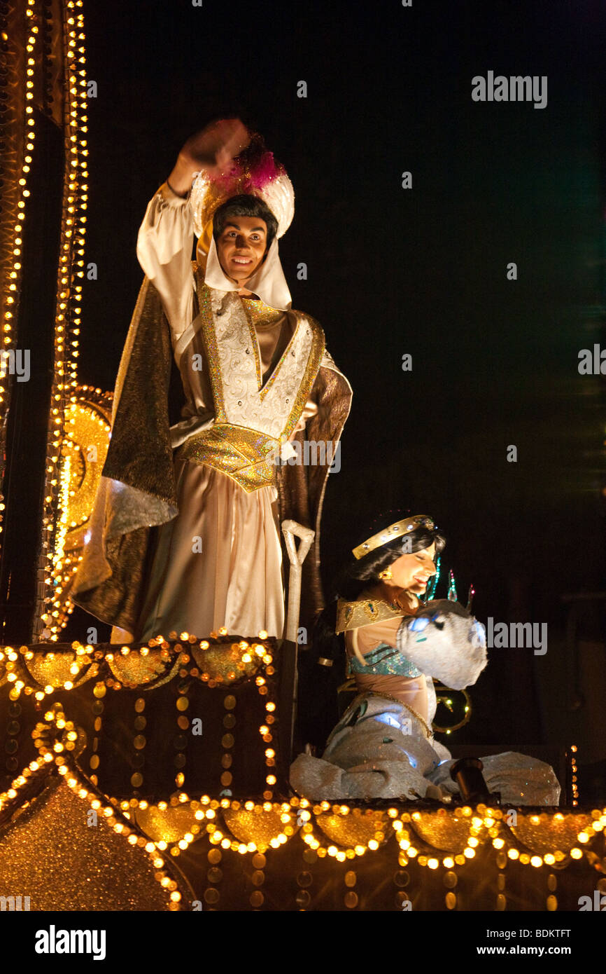 Aladdin et la princesse Jasmine sur un défilé de nuit, Disneyland Paris, France Banque D'Images