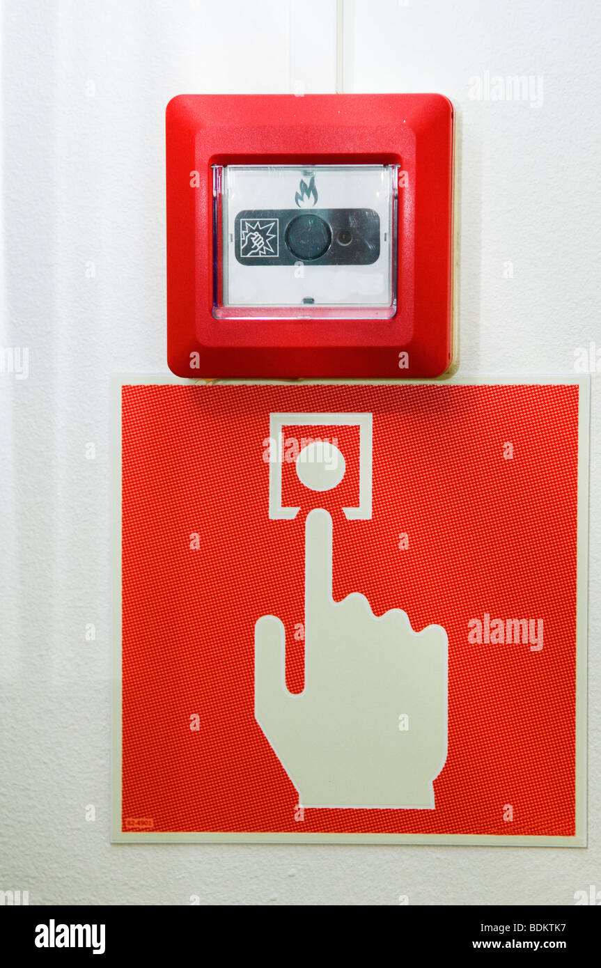 Bouton d'alarme incendie avec signe. Banque D'Images