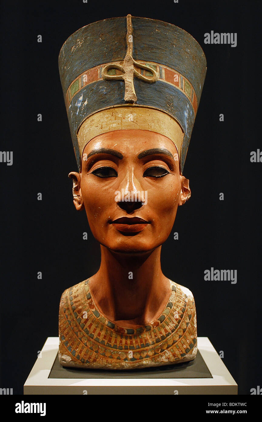 buste en pierre de la reine Néfertiti