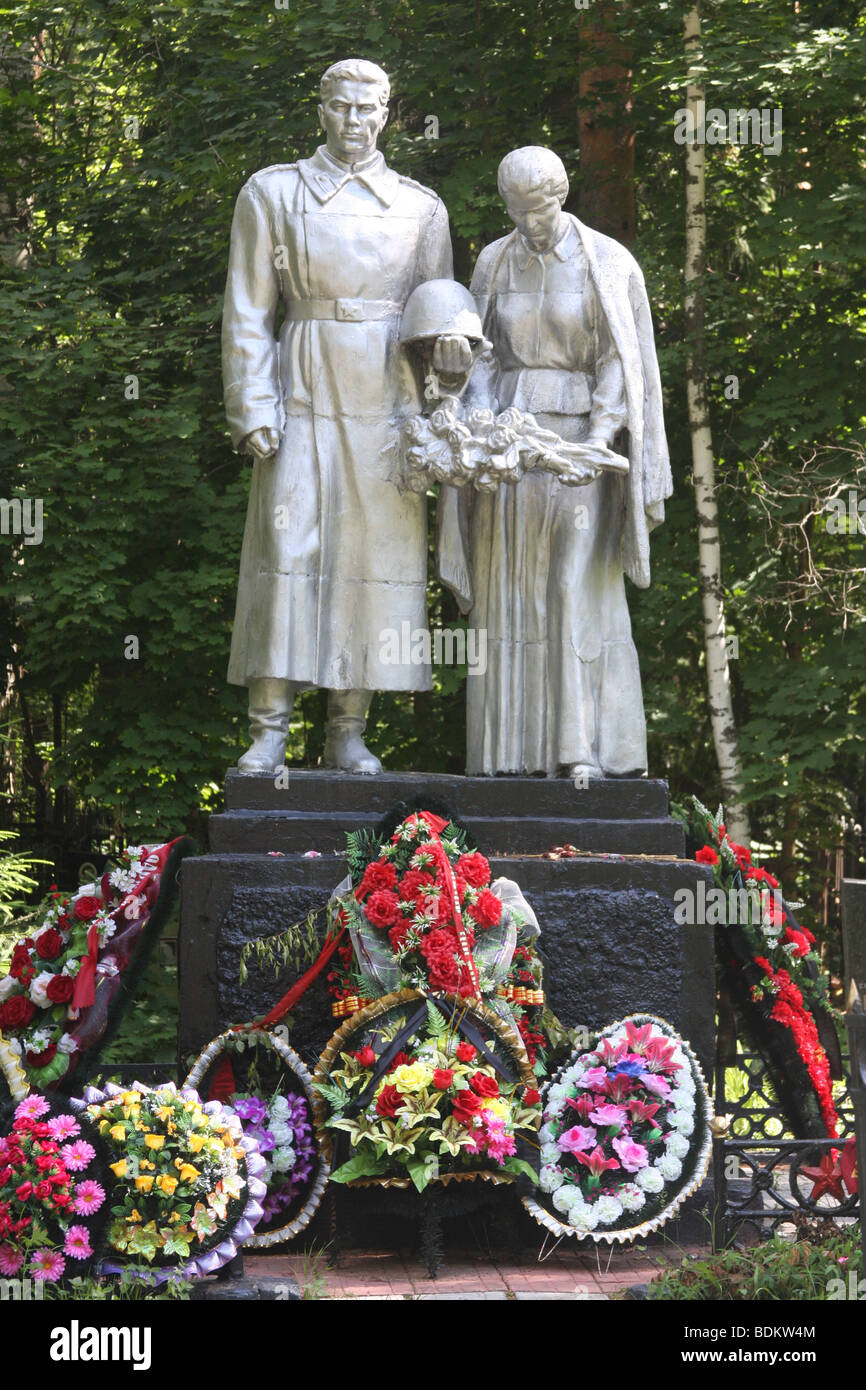 Monument en l'honneur de la Deuxième Guerre mondiale, deux soldats tombés Noginsk Moscow Region Russie cimetière orthodoxe russe verticale Banque D'Images