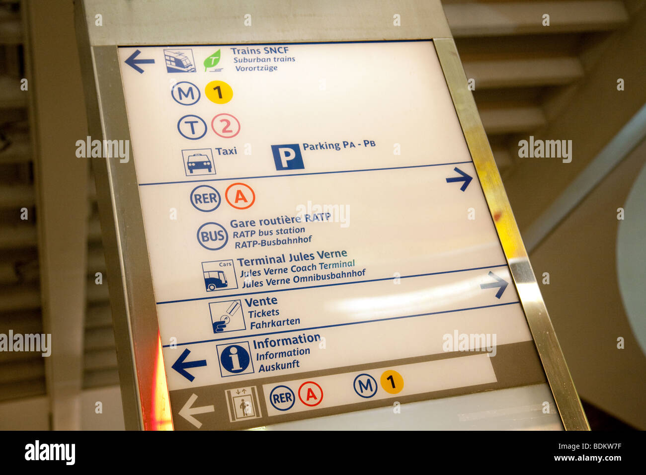 Signe de transport dans le métro de Paris, la Défense, Paris, France Banque D'Images
