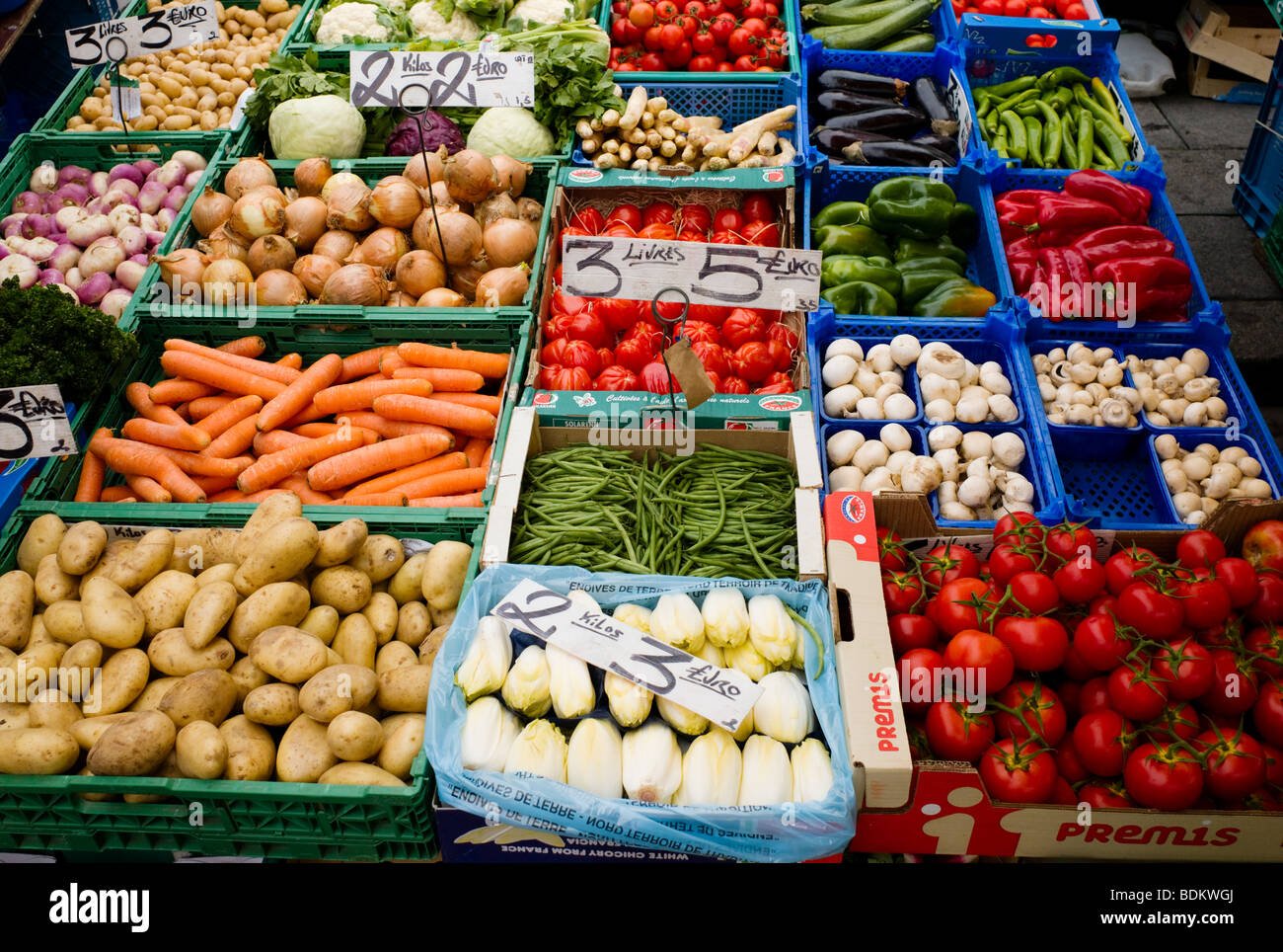 Des légumes pour la vente dans un marché français Banque D'Images