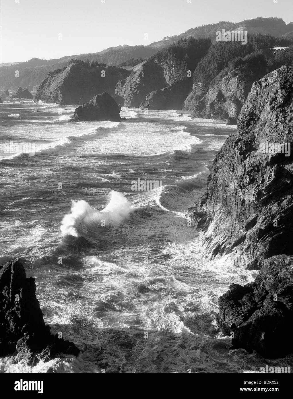 Les vagues et les côtes rocheuses à Boardman State Park, New York Banque D'Images