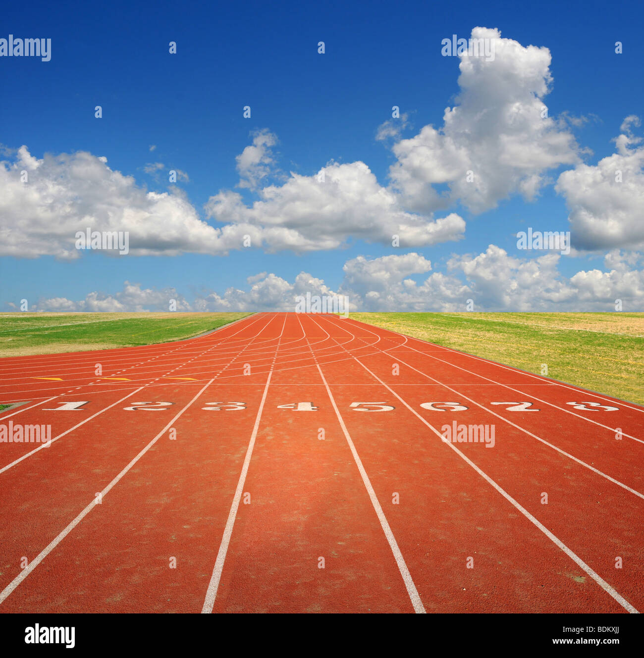 Une piste de course avec huit voies avec Ciel et nuages Banque D'Images