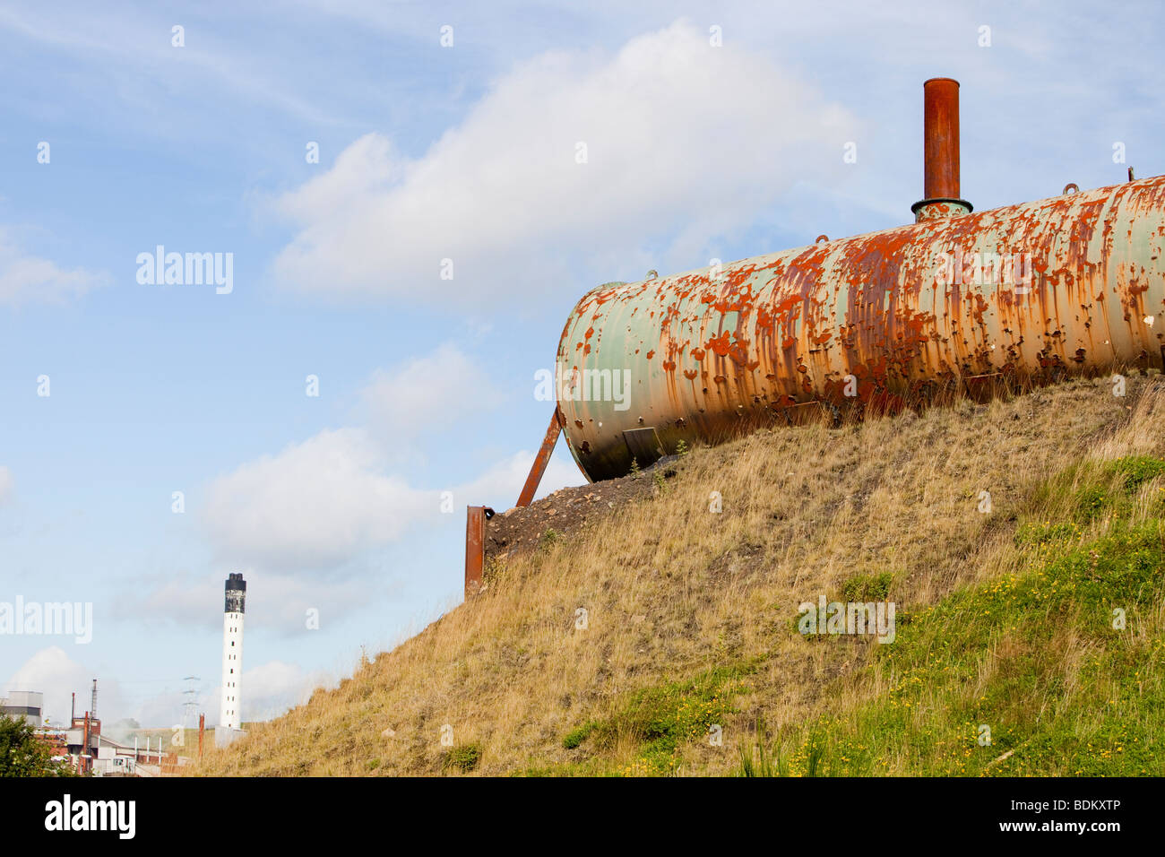 La rouille d'un réservoir de carburant à la mine de charbon à ciel ouvert de Westfield, Scotyland, UK. Banque D'Images