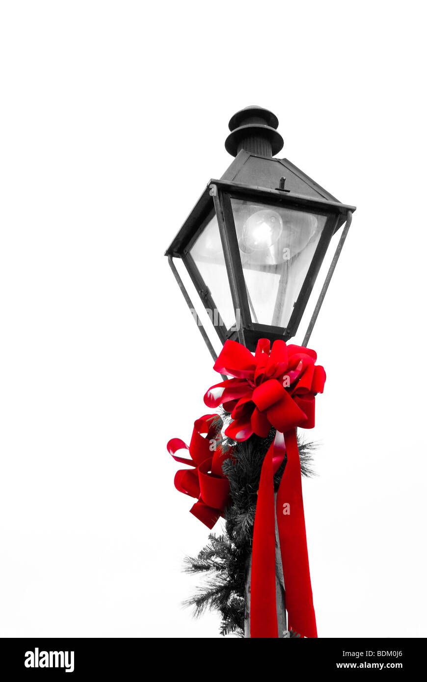 Noël rouge noeud sur un lampadaire dans le quartier français de La  Nouvelle-Orléans, Louisiane Photo Stock - Alamy
