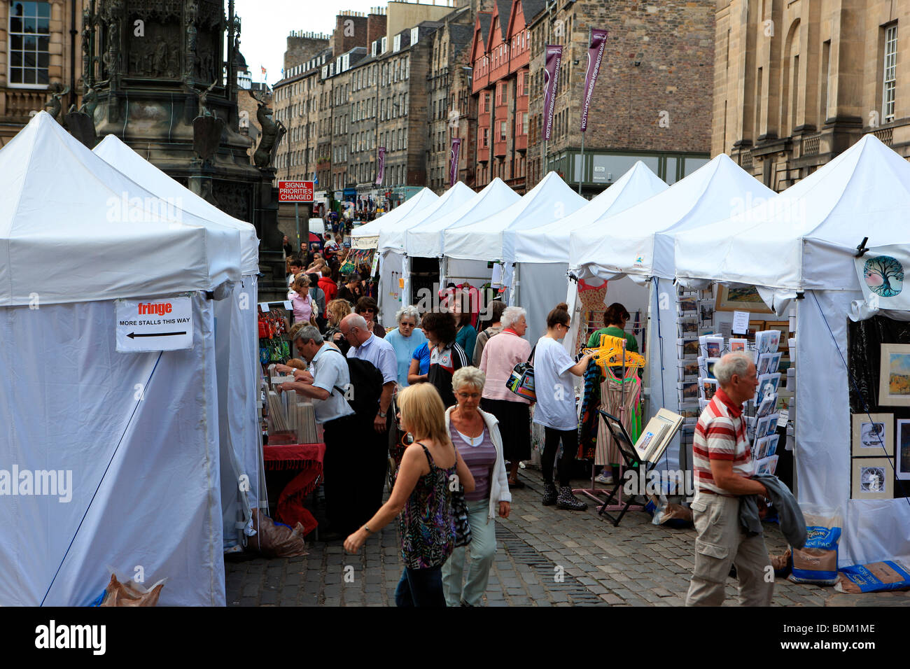 La navigation et l'achat de personnes les étals du marché à l'Edinburgh Fringe Festival Banque D'Images