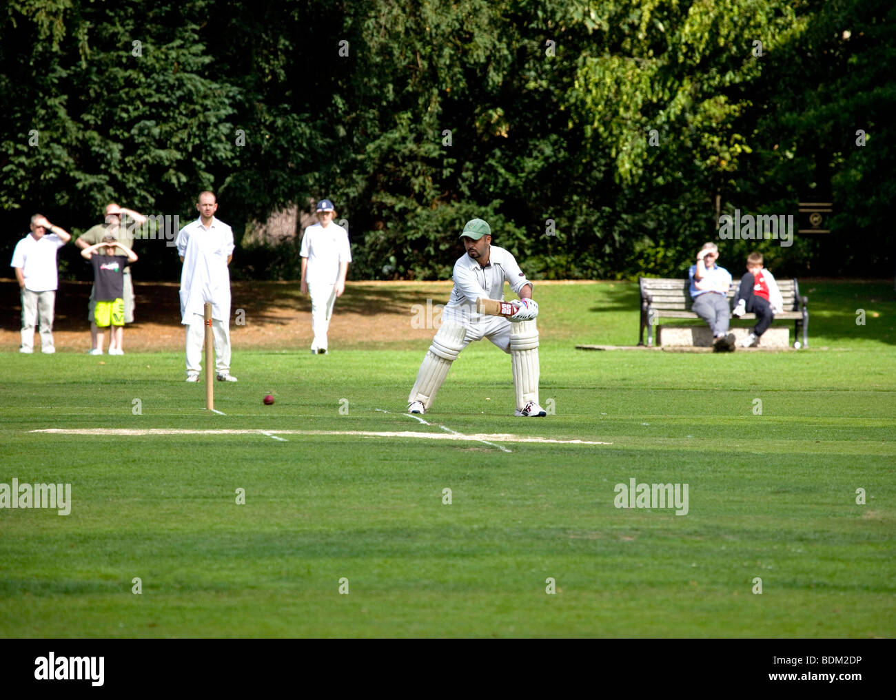 Jouer au cricket dans le parc Chiswick House Londres Banque D'Images