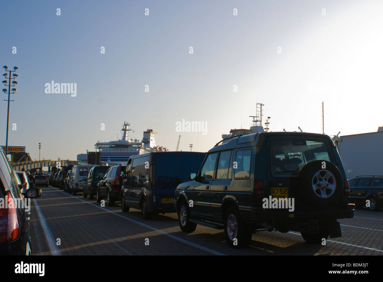 Les voitures en attente de la soirée de la voile à St Marlo au terminal de Brittany Ferries de Portsmouth. Banque D'Images