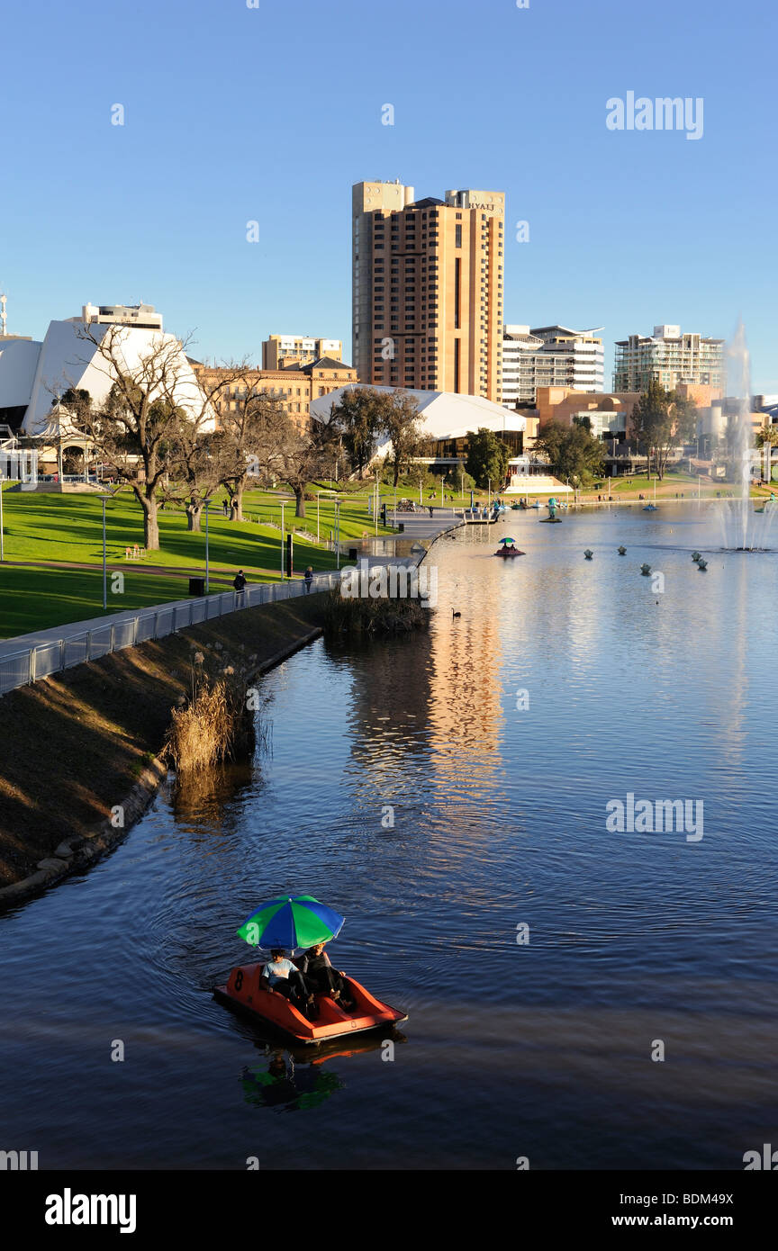 Les touristes sur la rivière Torrens fonctionnant par Adélaïde, la capitale de l'Australie du Sud Banque D'Images