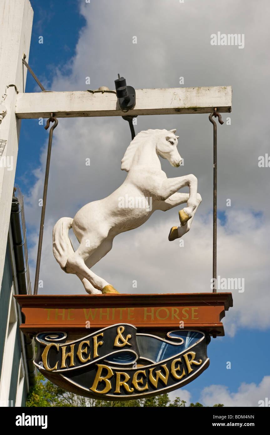 Le Cheval Blanc Public House Sign Shere Village Surrey England Banque D'Images