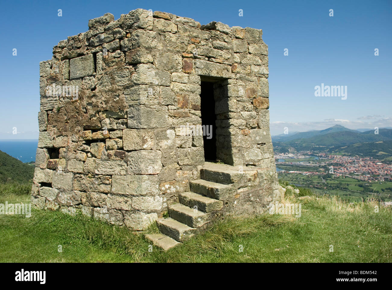 Petit fort donnant sur Irun, au Pays Basque Banque D'Images