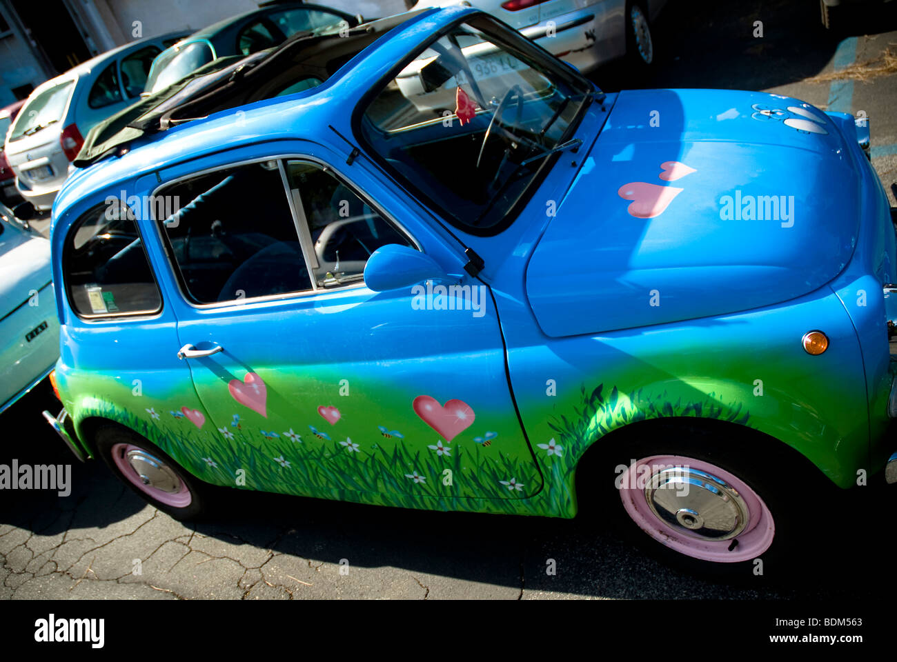 Fiat, bambino 500, l'Italien vintage car peint avec amour coeurs rose Banque D'Images