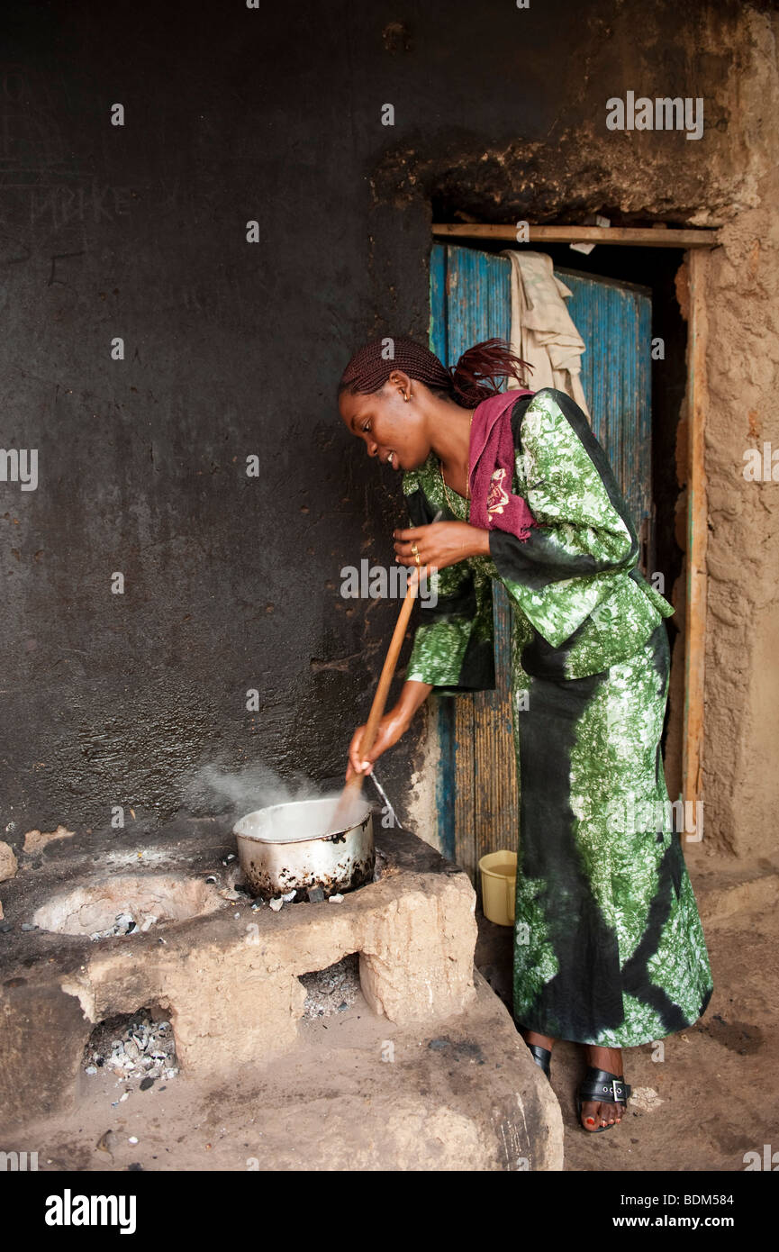 Woman preparing food, Kigali, Rwanda Banque D'Images