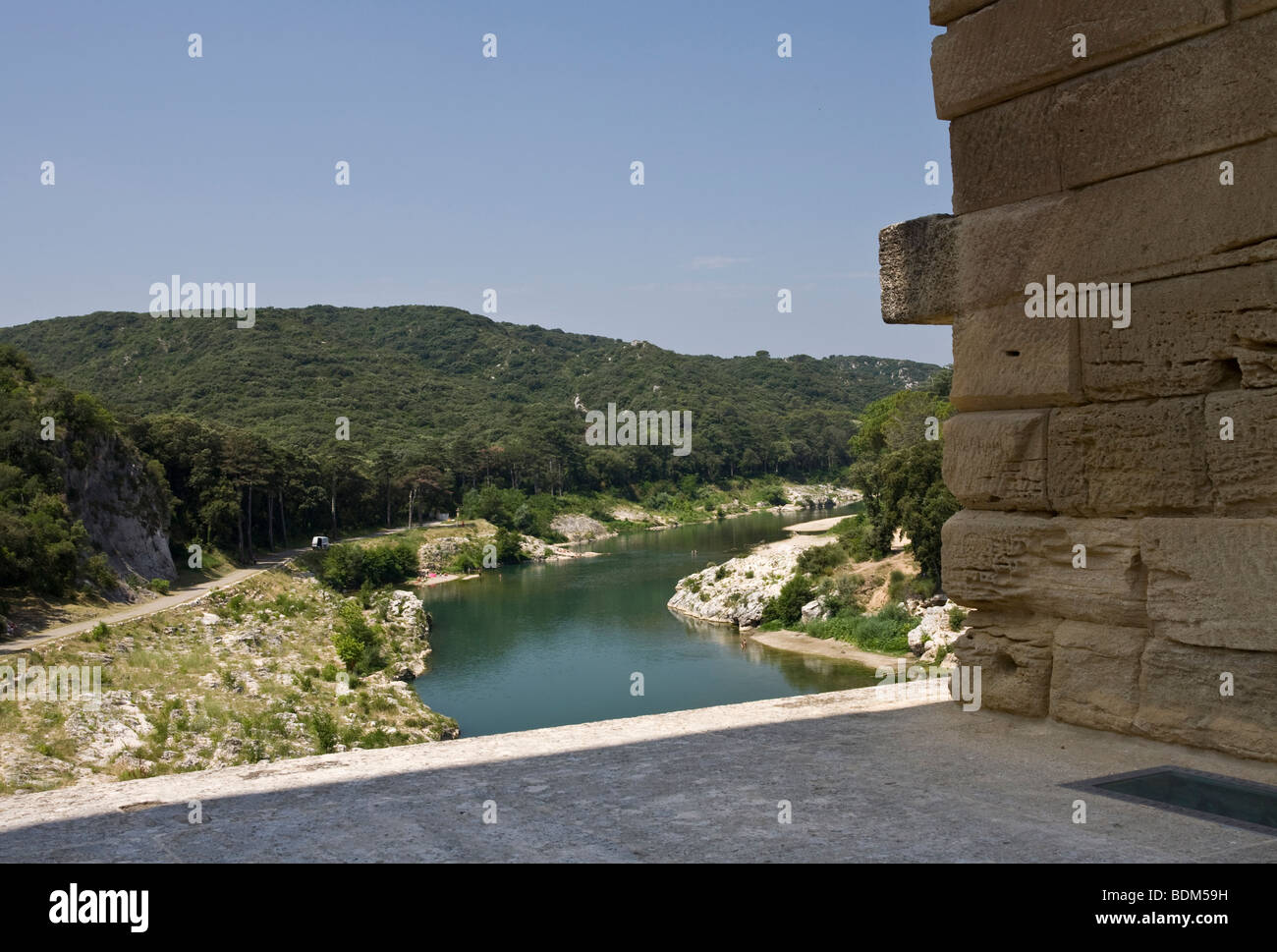 Vue sur la rivière droite au Pont du Gard, Nîmes, France Banque D'Images